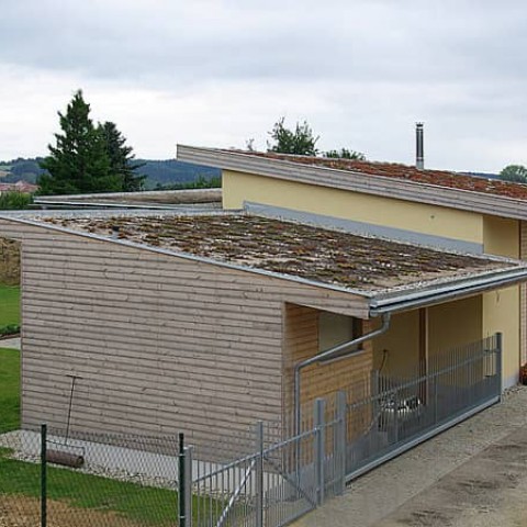 Dřevostavba se zelenými střechami