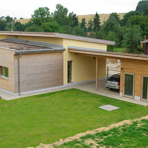 Dřevostavba se zelenými střechami